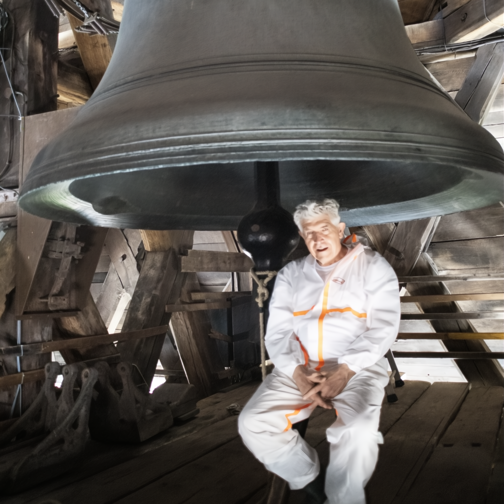 Bill Fontana mit Glocke